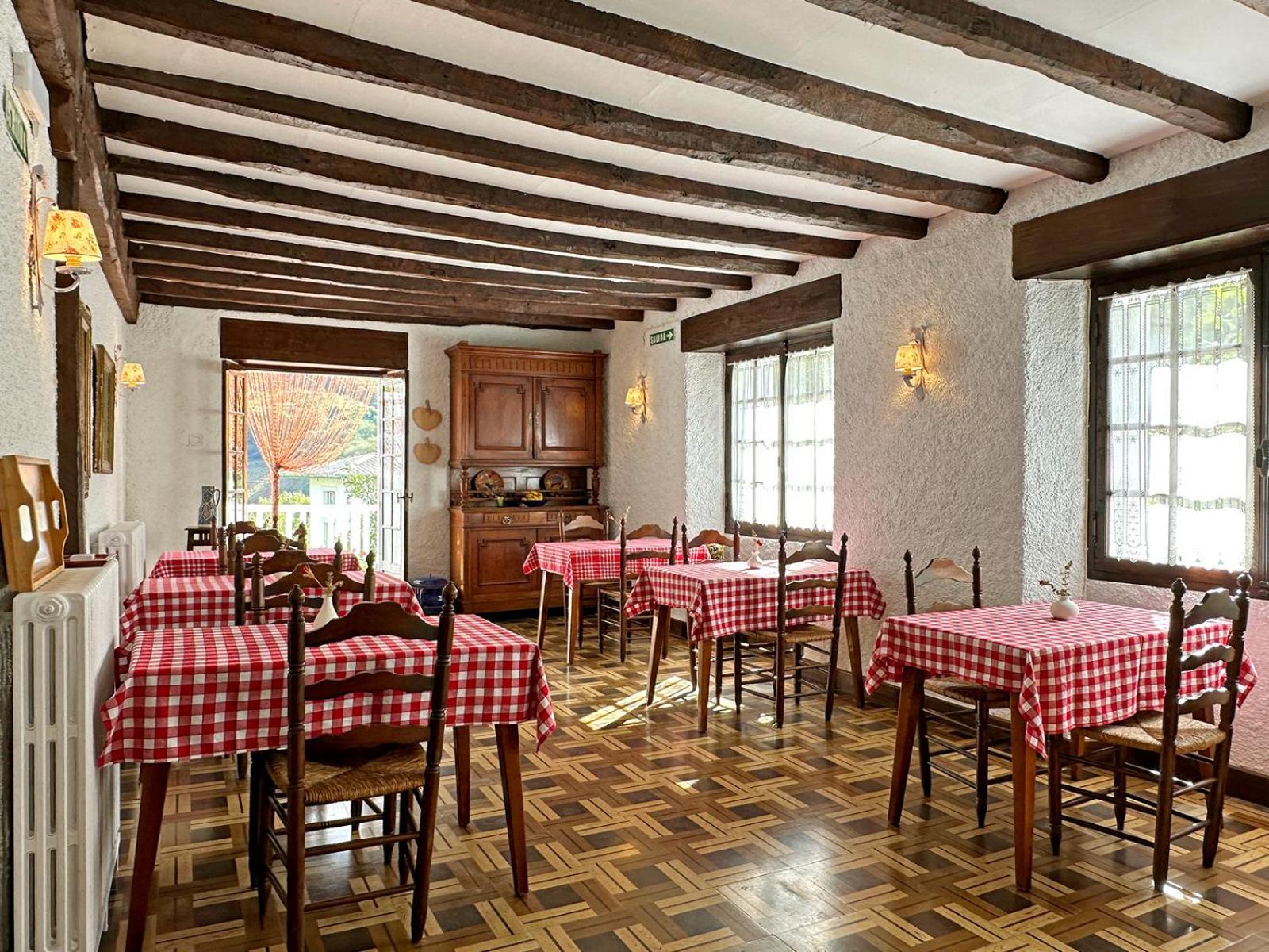 Etxeale Hotell Valcarlos Exteriör bild